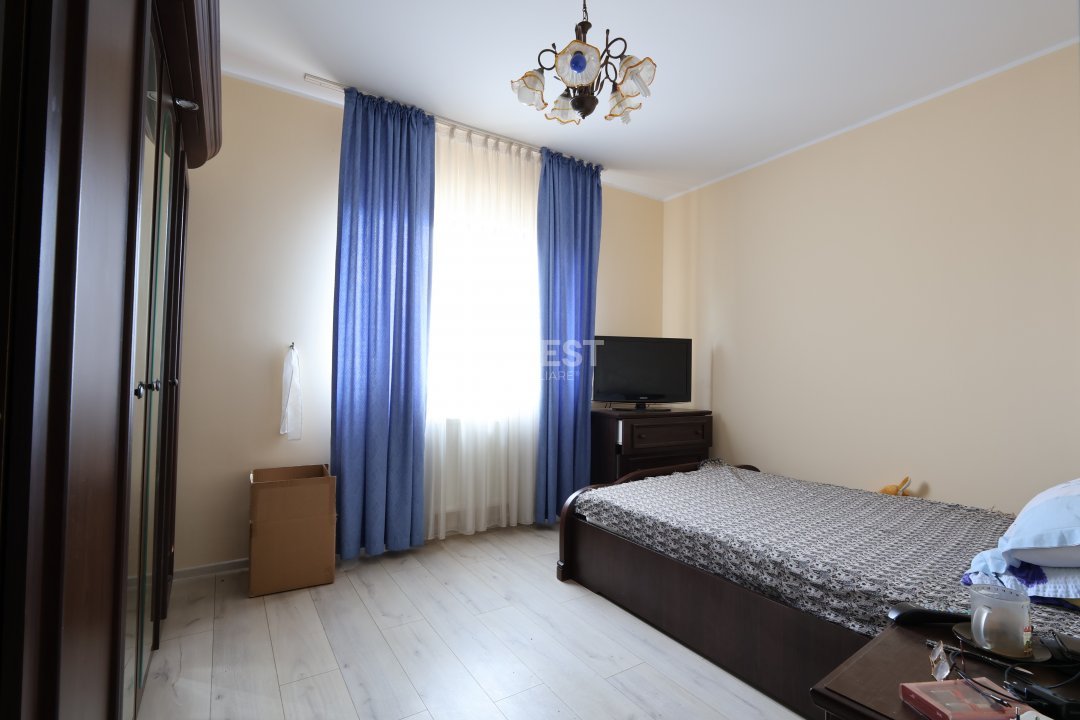 Casă de vânzare în Rediu – Spațiu Generos pentru Două Familii - 10