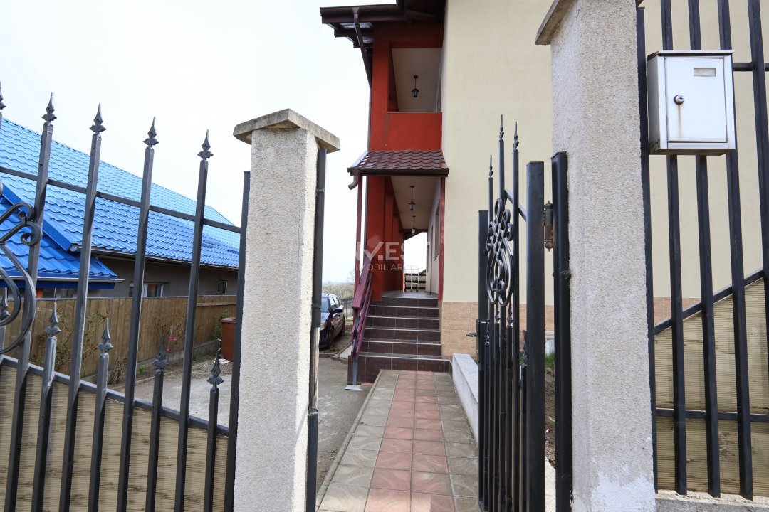 Casă de vânzare în Rediu – Spațiu Generos pentru Două Familii - 2