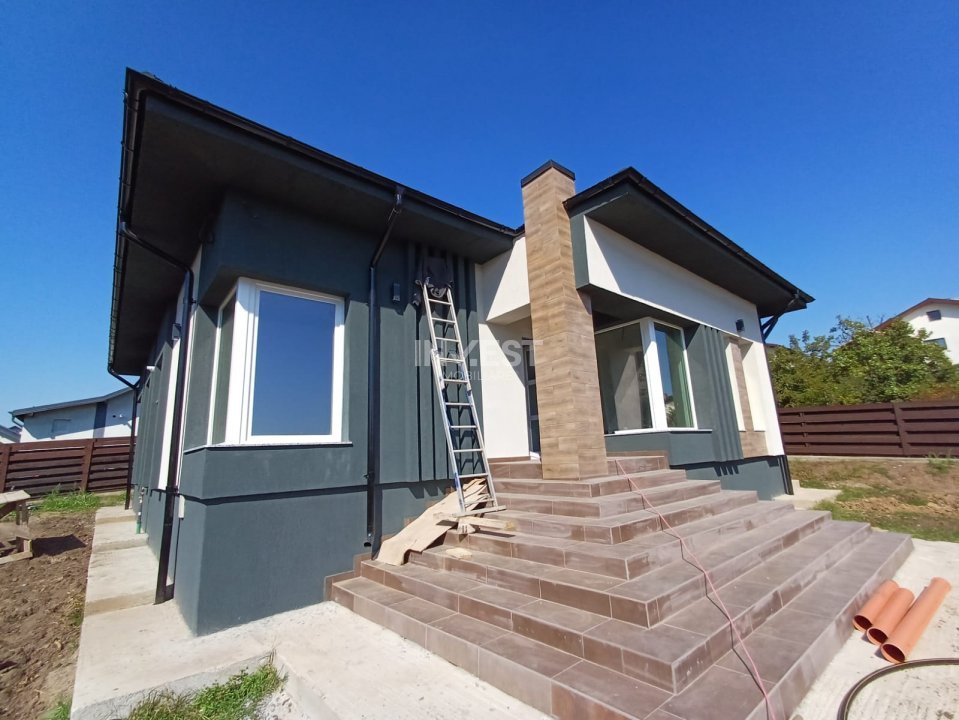 Casă de vânzare în MIROSLAVA , 4 camere - 3