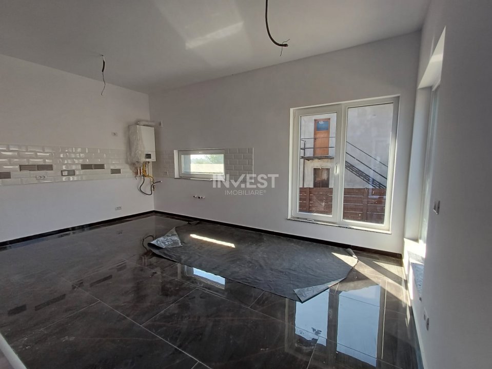 Casă de vânzare în MIROSLAVA , 4 camere - 11