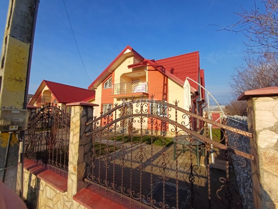 CASA CU 4 CAMERE IN VOINESTI , 825MP DE TEREN  - 2