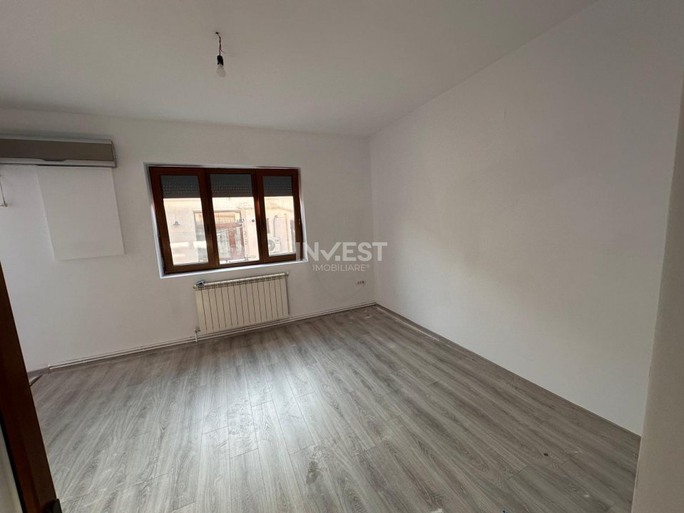 CENTRU- apartament 5 camere  etajul 1  - 4